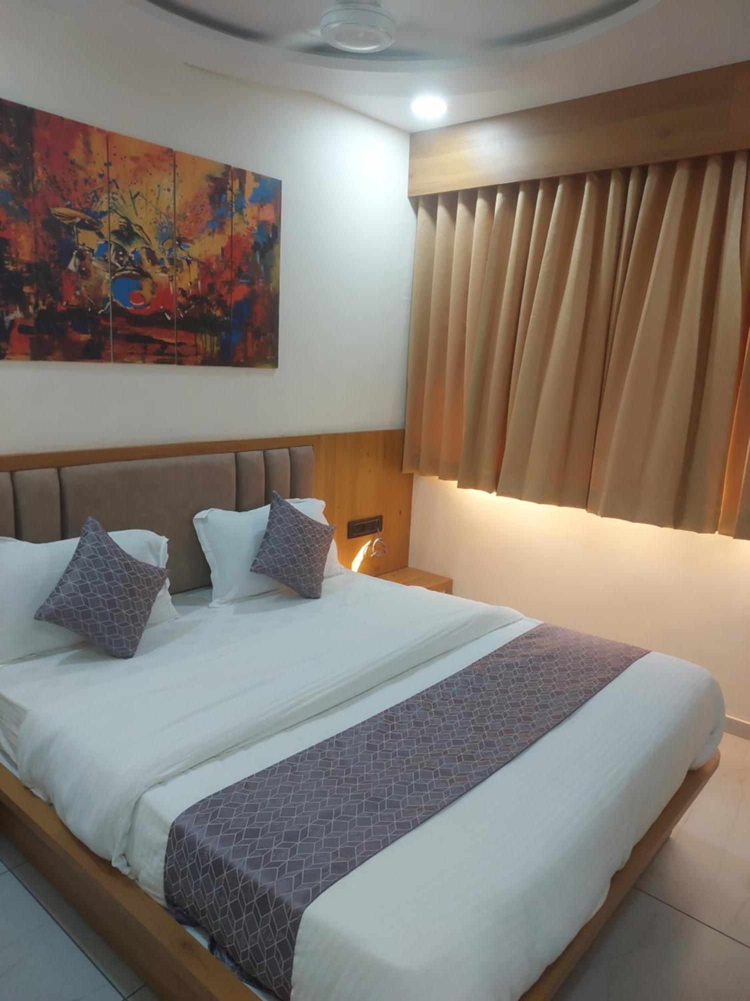 Hotel R K Villa アーメダバード エクステリア 写真